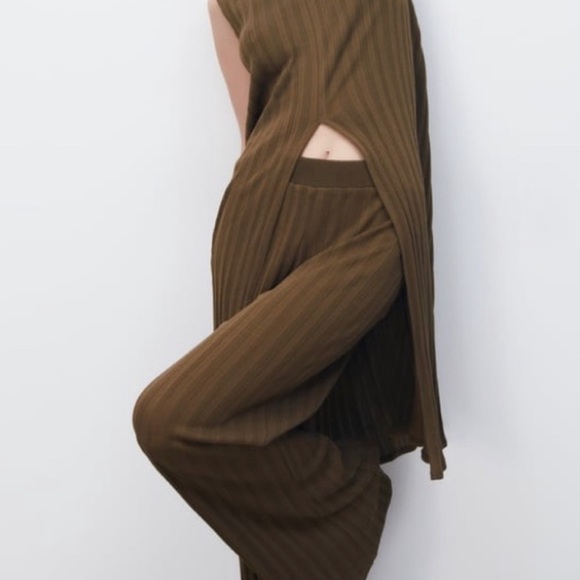 Zara 2-Piece Slit Ribbed Tunic &
Flared Ribbed Pants Set SIZE Large - Picture 5 of 11